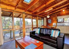 Stewarts Bay Lodge - Port Arthur - Living room