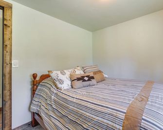 Donnelly Cabin w/ Fire Pit: 5 Mi to Boat & Ski! - Donnelly - Bedroom