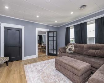 Downtown Dover Renovated Apt, 3 beds, WiFi, Private Parking - Dover - Living room