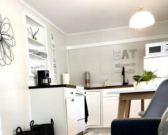\'Tiny House\' Cottage downtown Mt. Dora Location! Location! Location! - Mount Dora - Living room