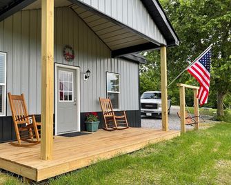Little House on Dairy- Near Ark- Feed Grain to Calves and Goats - Dry Ridge - Patio