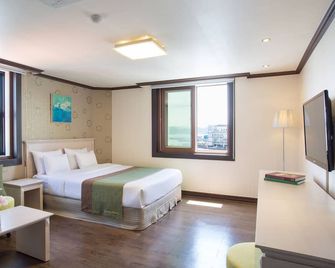 Tongyeong Anchovy Tourist Hotel - Tongyeong - Habitación