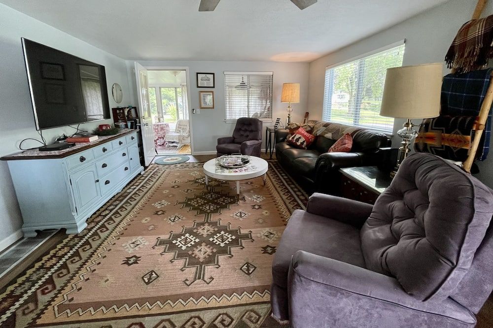 Magical Sunsets, Ultimate Comfort at Waterfront Retreat in Rural PA