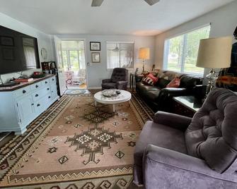 Li'l Love Inn: Magical Sunsets, Quiet, Cozy, Waterfront - Cambridge Springs - Living room