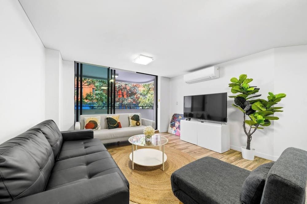 Spacious 3br Apt With Parking Walk to Icc & Darling Harbour & Cbd & Chinatown - Sydney - Living room