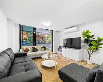 Delicated Icc & Darling Harbour 3br Apt With Parking - Sydney - Living room