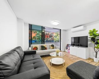 Spacious 3br Apt With Parking Walk to Icc & Darling Harbour & Cbd & Chinatown - Sydney - Living room