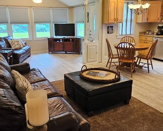 Cozy 2-bedroom home in welcoming Geneva with WiFi, AC - Geneva - Living room