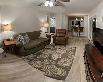 Cozy, private, cabin on a quiet lake. - Elkhorn - Living room