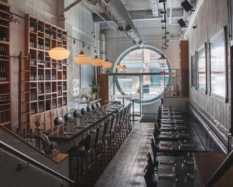 Holiday Inn Express Toronto Downtown By IHG - Toronto - Bar