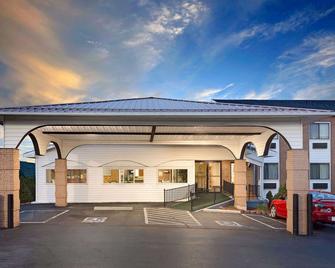 Super 8 by Wyndham Hillsville - Hillsville - Building