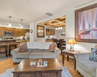 Condo w/stone fireplace, A/C, near GNP - Marina Cay Estates Retreat - Bigfork - Living room