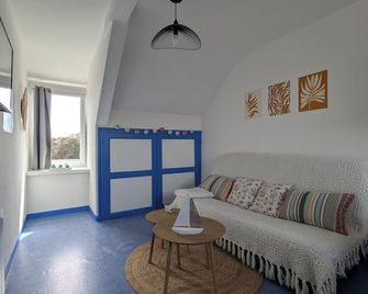Cosy apartment - near footpath and town center - sea view - sleeps 3 - Cancale - Living room