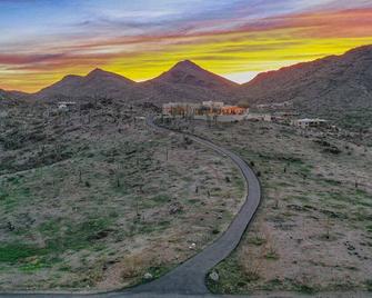 Double D Ranch- Heated Pool, Hot Tub & Endless Views! - Cave Creek - Building