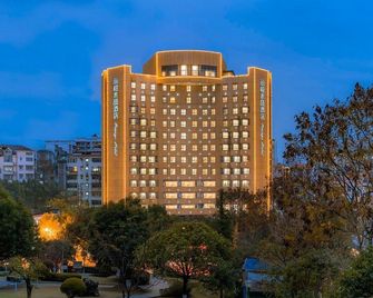 Ease Crystal Hotel (Yichang Xingguang Tiandi) - Yichang - Gebouw