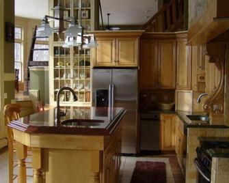 Luxurious, Dramatically Designed w/Game Room, 2 Living Rooms, Decks, West Dover - Dover - Кухня
