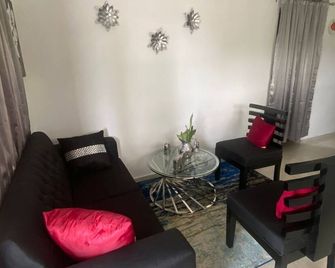 Cozy 2-bedroom house with WiFi, AC in enchanting Licey al Medio - Licey al Medio - Living room