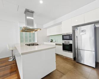 Seapoint 109 - 3 Bedroom Apartment - Mandurah - Kitchen