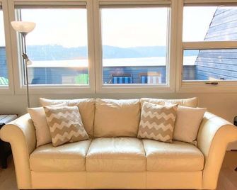 See Aurora and lake from EVERY room - 2bd 2bth - Yellowknife - Living room