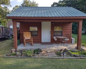 Cozy 1 Room Cabin - Mountain View - Patio