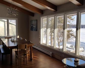 Private mid century lakehouse with stunning views/direct lake access - Cambridge - Dining room