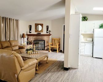 Cozy Bear Farmhouse Cabin In Williams Az str-24-0616 - Williams - Vardagsrum