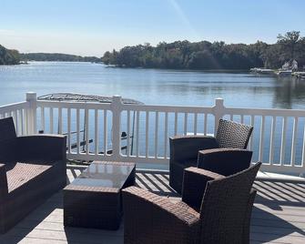 Completely Renovated in 2024 Family Lake House - Fremont - Balcón