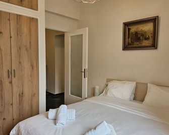 F23 - Athens - Bedroom