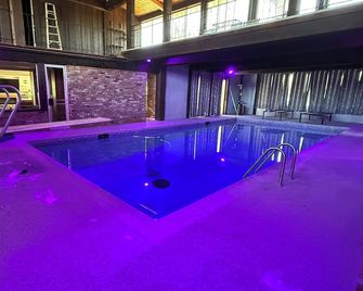 Stylish 60s Home With Indoor Pool On 2 Acres - Williams - Piscine