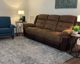 2107 Quiet West Side duplex, 1 king & 1 queen. - Enid - Living room