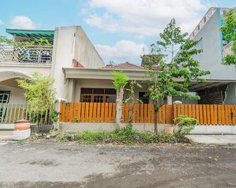 Hotel O Anasya Homestay - Jember - Building