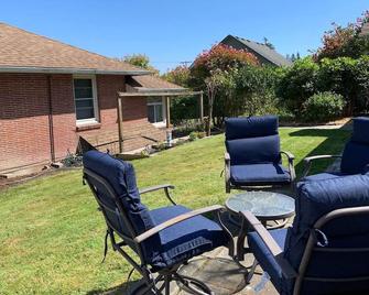Everett - Cozy, Quiet 2 Bedroom House Close 2 Everything - Everett - Patio