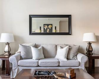 Walk To All Kirkland Has To Offer - Kirkland - Living room