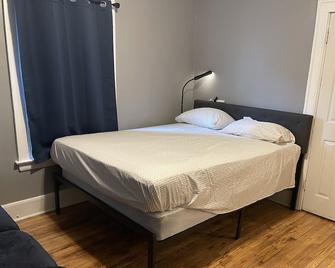 Carols Place 10 mins from downtown. Close to all major freeways - Detroit - Habitación