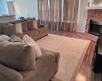 Covered in blessings,Charming 3-bedroom house with WiFi, AC in enchanting - Dallas - Living room