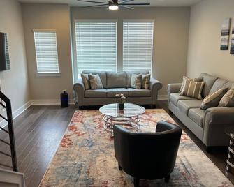 New Townhome in South End with office, 1gb fiber - Charlotte - Living room
