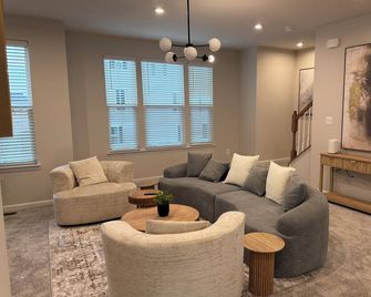 J cornerstone Modern House Charming 4 room townhome in delightful Fredericksburg - Fredericksburg - Living room