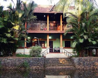 Backwater Retreat - Honeymoon House - Kottayam - Building