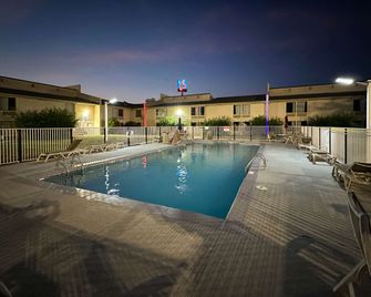Motel 6 Greensboro Airport - Greensboro - Piscina