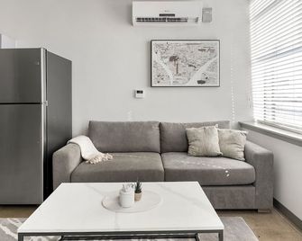 Birmingham Business District Apartments by Landing - Birmingham - Living room