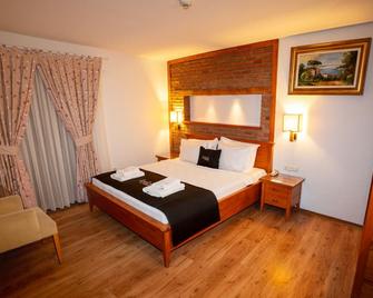 Alacati Leylak Hotel - Alacati - Bedroom