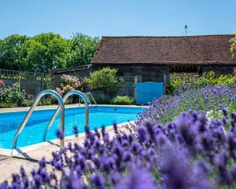 Stable Cottage - Two Bedroom House, Sleeps 4 - Billingshurst - Pool
