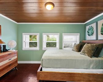 New! Historic Estate-Heated Pool - Two Guest Houses - Sleep16 - Near Everything - West Palm Beach - Bedroom