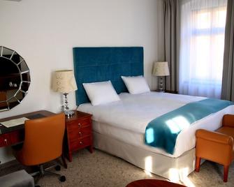 هوتل سرودكا - بوزنان - غرفة نوم