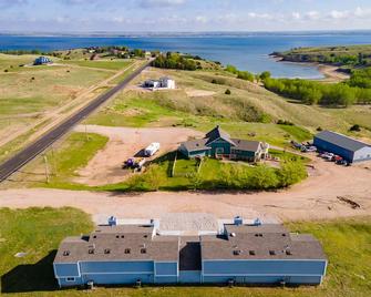 Bayview Condos #1, Sleeps 8 comfortably, great lake views! 10 minutes from I-80 - Ogallala - Gebäude
