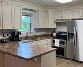 Farmhouse - A private sanctuary \nHayride included with 3 or more nights - Chickamauga - Kitchen