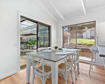 Sea Breeze Coastal Beach House Pet Friendly - Ocean Grove - Dining room