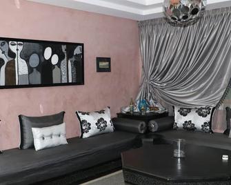 8 Min Casablanca Airport And 20 Min Casablanca - Nouaseur - Вітальня