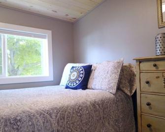 Pine - Grace Landing Cottages With Stunning Sunsets Over Hamlin Lake.. - Ludington - Bedroom