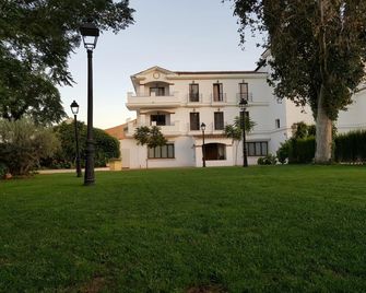 ホテル ロス ドルメネス - アンテケラ - 建物